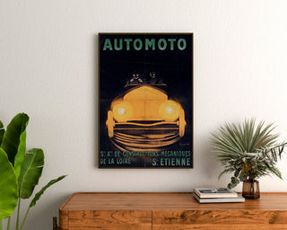 Vintageplakat Automoto, Saint-Étienne, indrammet over en kommode i træ mellem planter.
