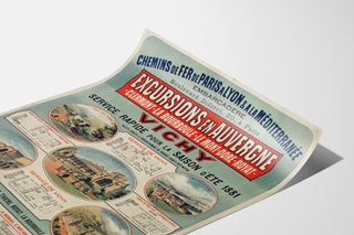 Vintage plakat Auvergne, udflugter PLM, præsenteret på et buet ark set i perspektiv.