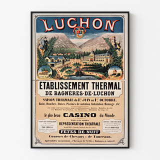 Vintage plakat Bagnères-de-Luchon, kurbade, vist i en tynd ramme på en lys væg.