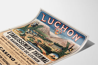 Vintage plakat Bagnères-de-Luchon, kurbade, vist på et let bøjet ark i perspektiv.