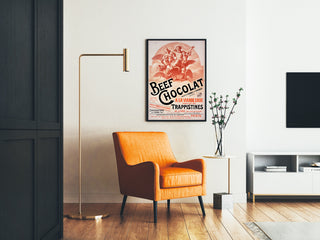 Vintage plakat Beef Chocolat, chocolaterie de la Drôme, indrammet i en stue med orange lænestol og gulvlampe.