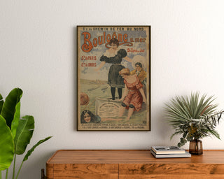 Vintage plakat Boulogne-sur-Mer, 24 express, indrammet over en kommode i træ mellem planter.