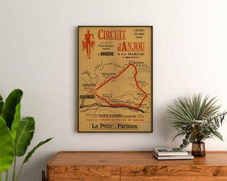 Vintageplakat Circuit d’Anjou, vandring, indrammet over en kommode i træ mellem planter.