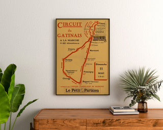 Vintageplakat Circuit du Gâtinais, vandring, indrammet over en kommode i træ mellem planter.