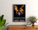 Vintageplakat Cocofruitine, vegetabilsk smør, indrammet over en trækommode, mellem planter.