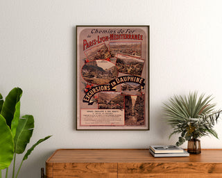 Vintage plakat Dauphiné, PLM-udflugter, indrammet over en trækommode mellem planter.