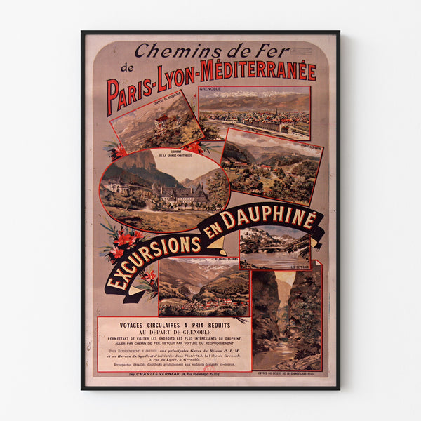 Vintage plakat Dauphiné, PLM-udflugter, vist i en tynd ramme på en lys væg.