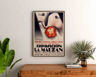 Vintage-plakat Udstilling Achille Mauzan, indrammet over en kommode af træ mellem planter.