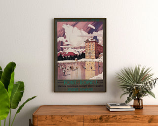 Vintage-plakat Font-Romeu, vintersport, indrammet over en trækommode mellem planter.