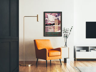 Vintage-plakat Font-Romeu, vintersport, indrammet i en stue med en orange lænestol og en gulvlampe.
