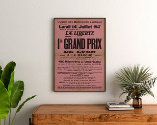 Vintage-plakat Grand Prix de Lyon, marche, indrammet over en trækommode mellem planter.
