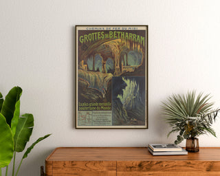 Vintage-plakat Grottes de Bétharram, indrammet over en trækommode mellem planter.