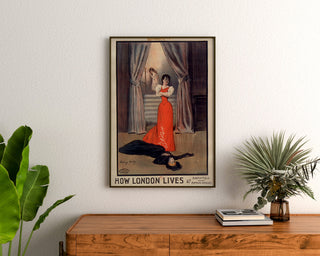 Vintageplakat How London Lives, Surrey Theatre, indrammet over en trækommode, mellem planter.