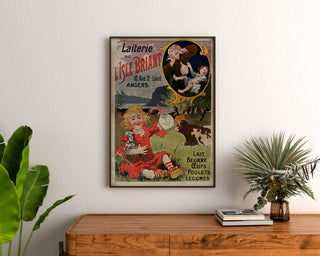 Vintageplakat Laiterie de l’Isle Briant, Angers, indrammet over en kommode i træ mellem planter.