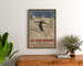 Vintage plakat Les Eaux-Bonnes, vintersport, indrammet over en kommode i træ mellem planter.