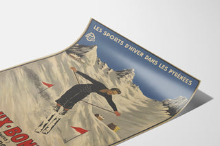 Vintage plakat Les Eaux-Bonnes, vintersport, præsenteret på et buet ark set i perspektiv.