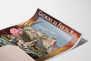 Vintage-plakat Lourdes, chemins de fer du Midi, vist på et buet ark set i perspektiv.