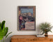 Vintage-plakat Lourdes, badebyer, indrammet over en trækommode mellem planter.