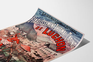 Vintage plakat Luchon, kasino og kurbade, vist på et let bøjet ark i perspektiv.