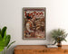 Vintage plakat Luchon, dronningen af Pyrænerne, indrammet over en trækommode mellem planter.
