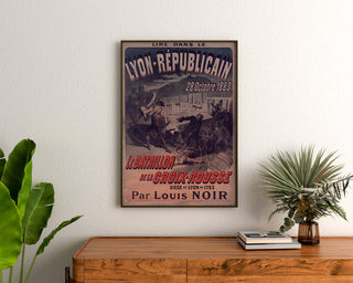 Vintage plakat "Lyon Républicain, Bataillon Croix-Rousse" indrammet over et trækommode mellem planter.