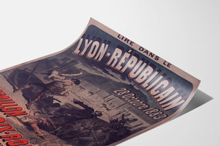 Vintage plakat "Lyon Républicain, Bataillon Croix-Rousse" vist på et let buet ark, set i perspektiv.