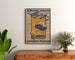 Vintage plakat Flyveopvisning, Clermont-Ferrand, indrammet over en kommode i træ mellem planter.