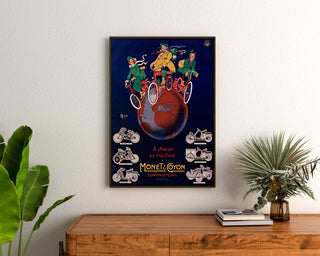 Vintage plakat "Monet & Goyon, machines" indrammet over et trækommode mellem planter.