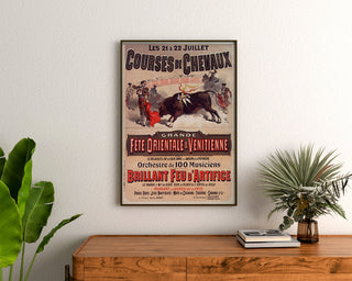 Vintage plakat Mont-de-Marsan, fester og løb, indrammet over en trækommode mellem planter.