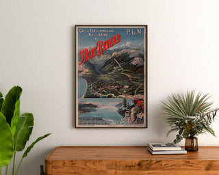 Vintageplakat Mont-Revard, tandhjulsbane, indrammet over en kommode i træ mellem planter.