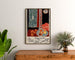 Vintageplakat Nice, travail et joie, indrammet over en trækommode mellem planter.
