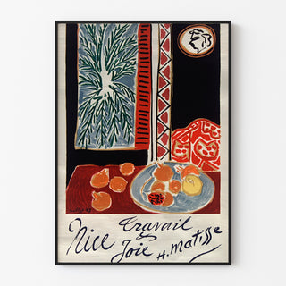 Vintageplakat Nice, travail et joie, vist i en tynd ramme på en lys væg.