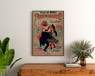 Vintage plakat Nîmes, velgørenhedsfester, indrammet over en trækommode mellem planter.