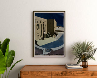 Vintage plakat Orange, théâtre antique PLM, indrammet over en kommode i træ, mellem planter.