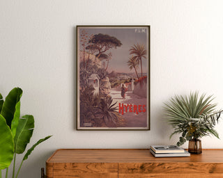 Vintage plakat P. L. M. Hyères, indrammet over en kommode i træ, mellem planter.