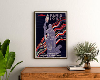 Vintage plakat Paris 1937, Arts et techniques, indrammet over en kommode i træ, mellem planter.