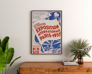Vintageplakat Paris 1937, international udstilling, indrammet over en kommode i træ mellem planter.