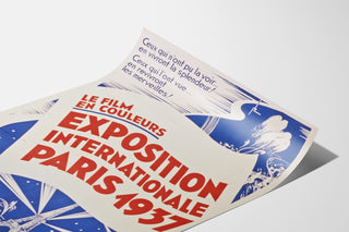 Vintageplakat Paris 1937, international udstilling, vist på et bøjet ark, perspektivisk visning.