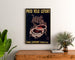 Vintage plakat Pneus vélo Lefort, indrammet over en trækommode mellem planter.