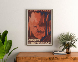 Vintage-plakat Pyrénées, grottes de Bétharram, indrammet over en trækommode mellem planter.