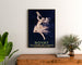 Vintage-plakat Royat, santé og ungdom, indrammet over en trækommode mellem planter.