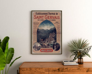 Vintageplakat Saint-Gervais, kursted, indrammet over en kommode i træ mellem planter.