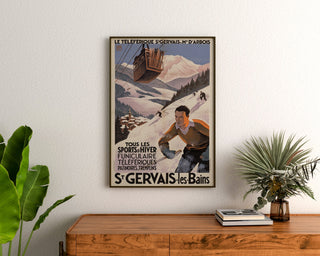 Vintageplakat Saint-Gervais, Mont-d’Arbois, indrammet over en kommode i træ mellem planter.