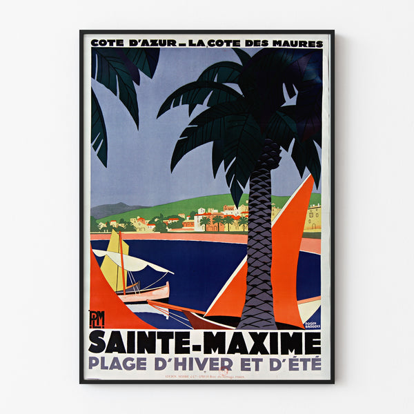 Vintage plakat Sainte-Maxime, côte des Maures, vist i en smal ramme på en lys væg.