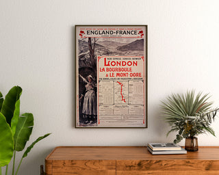 Vintage plakat South Eastern, England-France, indrammet over en kommode i træ mellem planter.