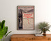 Vintage plakat South Eastern, England-France, indrammet over en kommode i træ mellem planter.