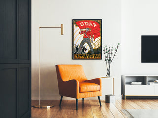 Vintage plakat Stemt SDAP, valg, indrammet i en stue med en orange lænestol og en gulvlampe.