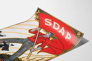 Vintage plakat Stemt SDAP, valg, vist på et buet ark set i perspektiv.