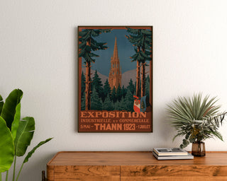 Vintage-plakat Thann, industriel udstilling, indrammet over en trækommode mellem planter.