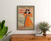 Vintageplakat The Panther, Princess’s Theatre, indrammet over en trækommode mellem planter.